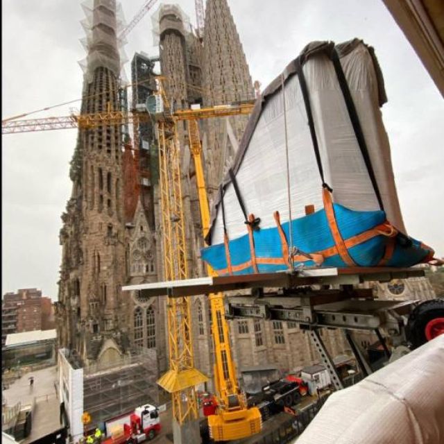 Piano subiendo por plataforma elevador especial para trasnporte de pianos y ser introducido por la puerta del balcon de la vivienda