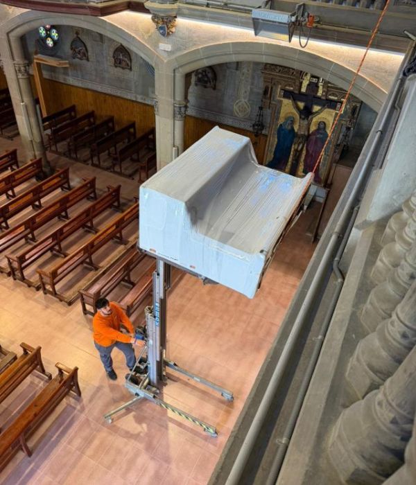 Pianos de iglesia siendo trasportado dentro de el recinto para dejarlo colocado en sus lugar