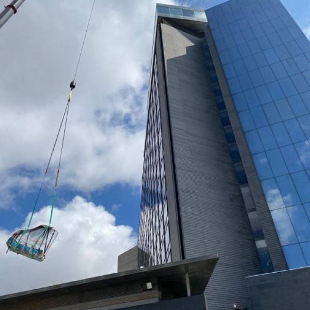 Un traslado de piano de alta dificultad por la altura del piso en destino, utilizando grua especializada para la elevación de piano