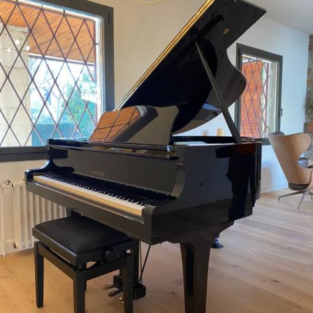Piano trasladado a vivienda unifamiliar con afinación en destino y limpieza