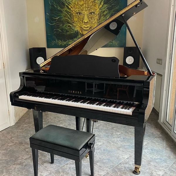 Piano de cola trasladado a habitacion de cliente