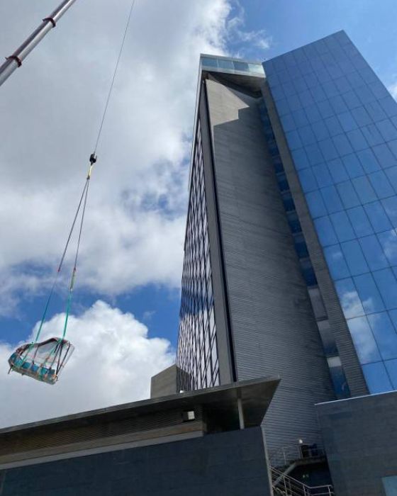 Subir piano a un edificio alto