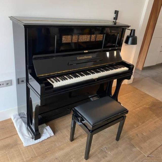 piano de pared siendo preparado para su mudanza
