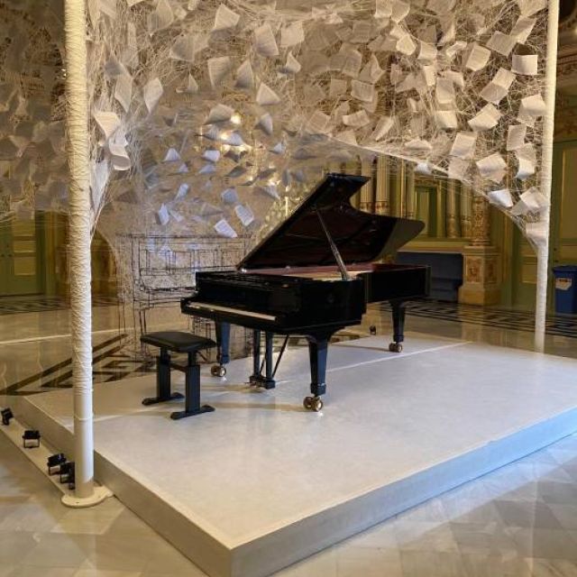 piano situado en su lugar de destino despues de ser trasportado con la máxima seguridad y afinado en lugar de destino