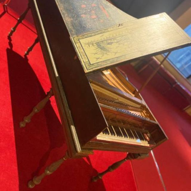complejo traslado de piano muy antiguo que necesitaba un gran cuidado en su mudanza
