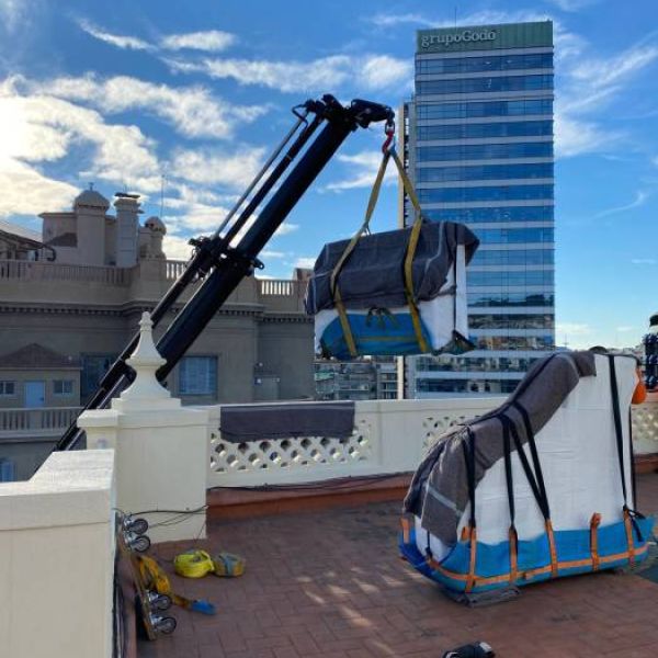 Piano de cola elevado a azotea de edificio alto para ser movido al destino final