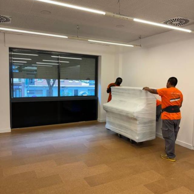 piano de pared embalado y asegurado para iniciar la mudanza a otro destino